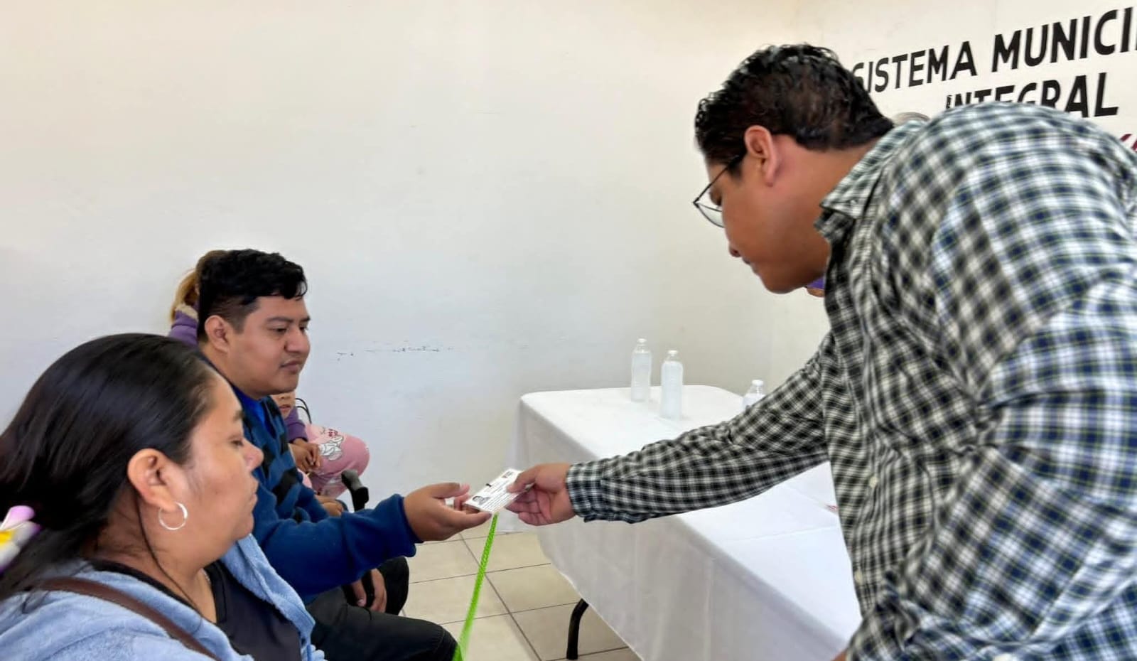 Entrega DIF Ayala credenciales a personas con discapacidad