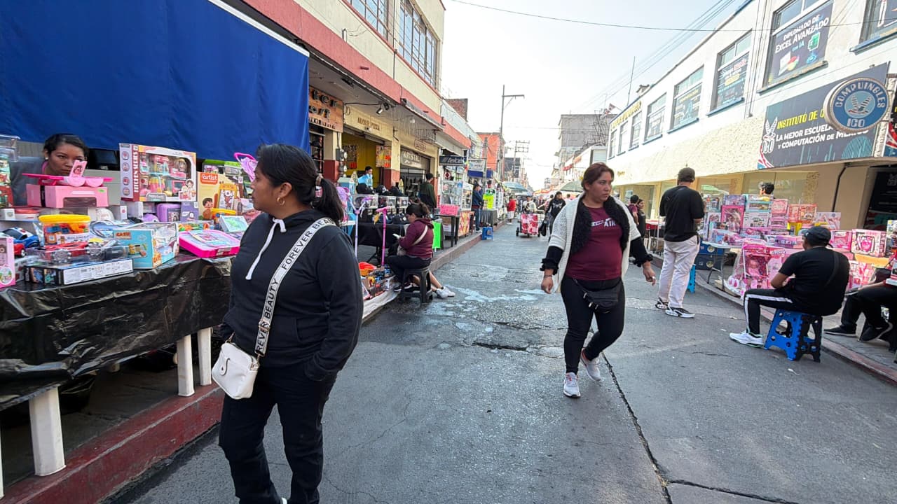 Cierran calles del Centro de Cuautla por venta de juguetes de Reyes Magos