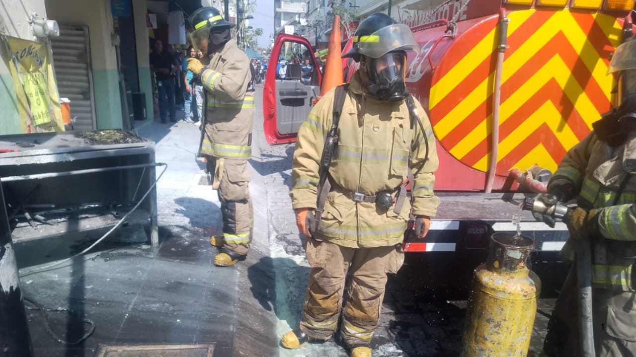 Controlan deflagración por fuga de gas en taquería del centro de Cuautla