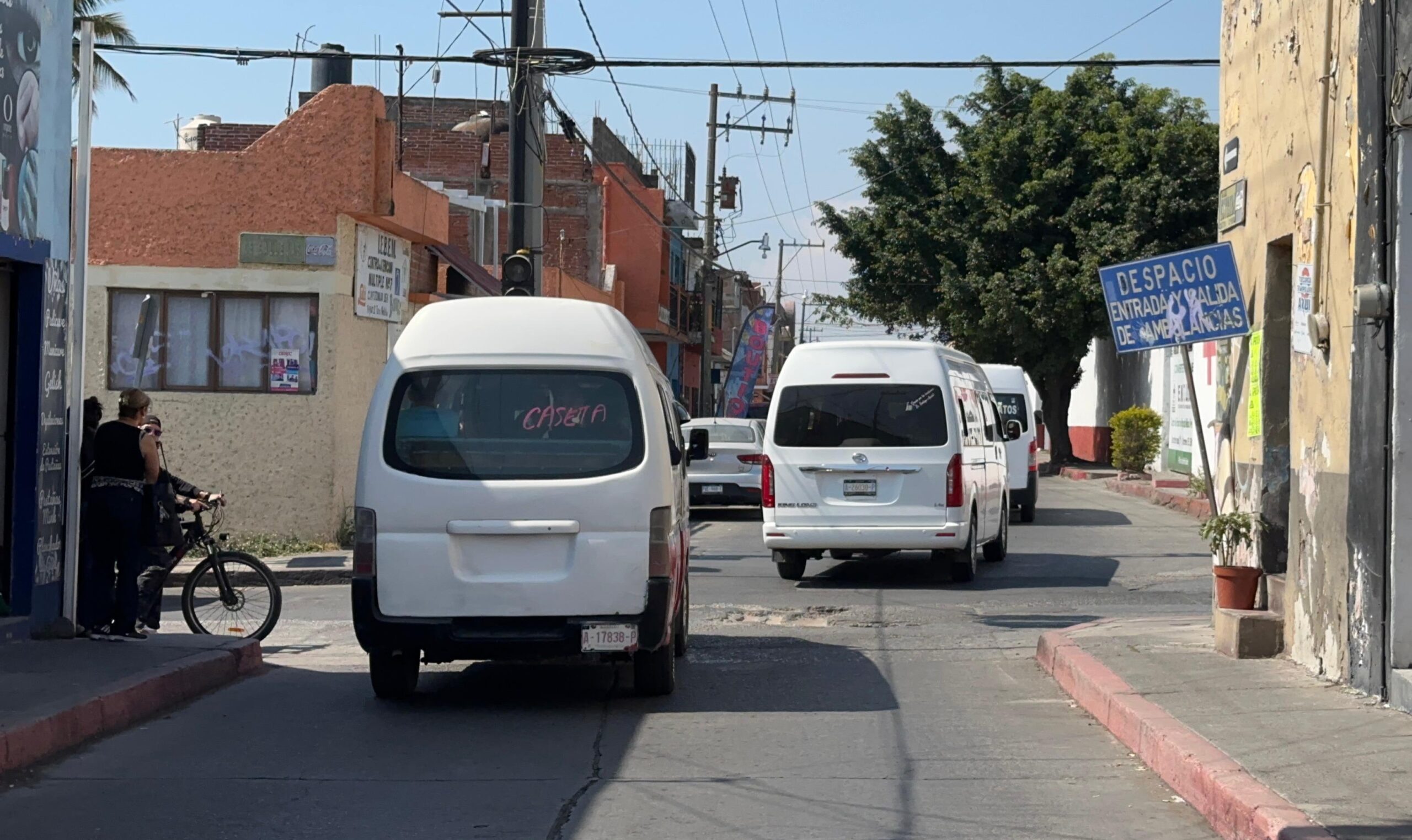 Piden reparación urgente de bache en la calle Angustias de Calleja