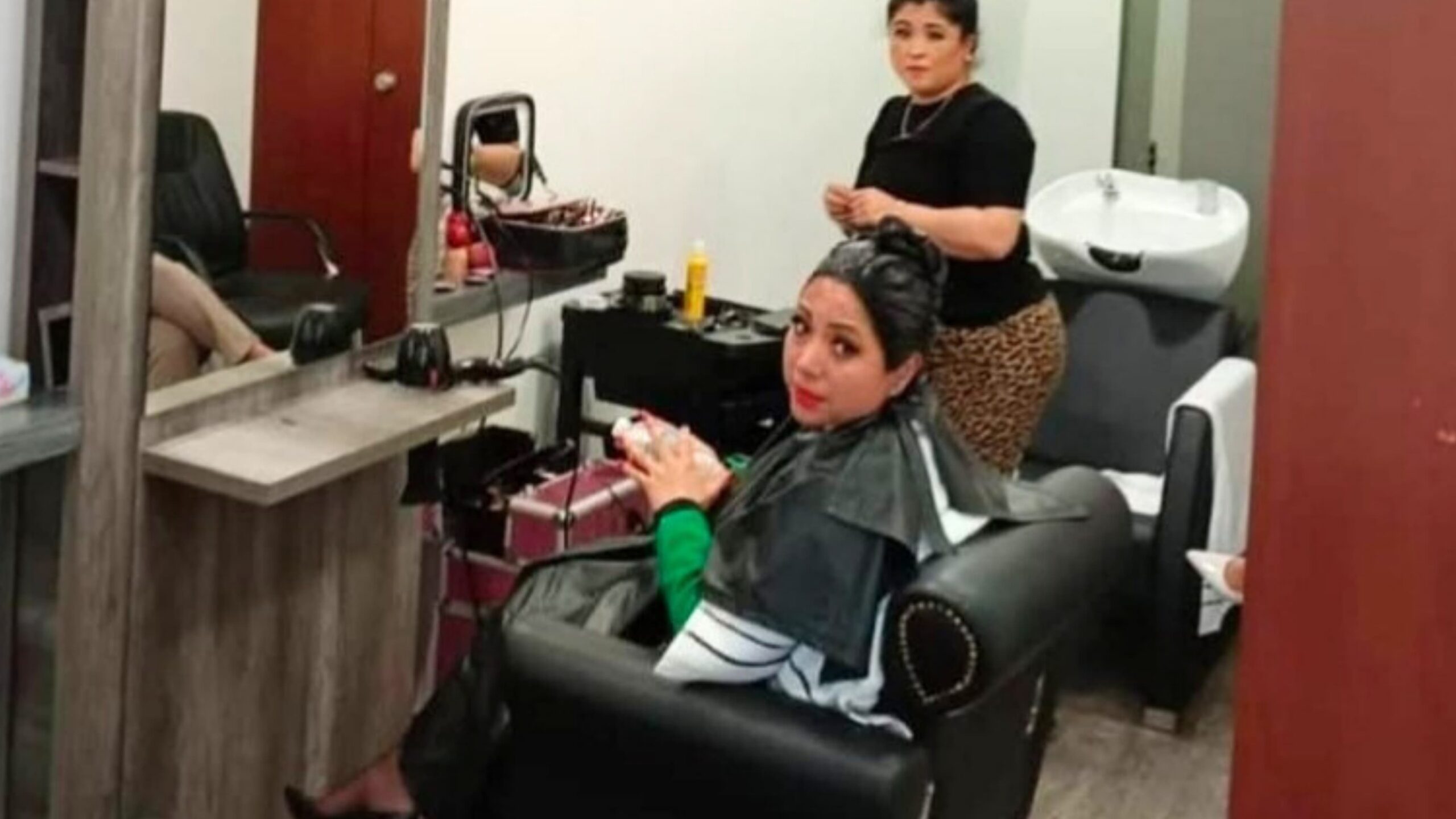 Cachan a Juanita Guerra aplicandose tinte para el cabello en el Senado de la República