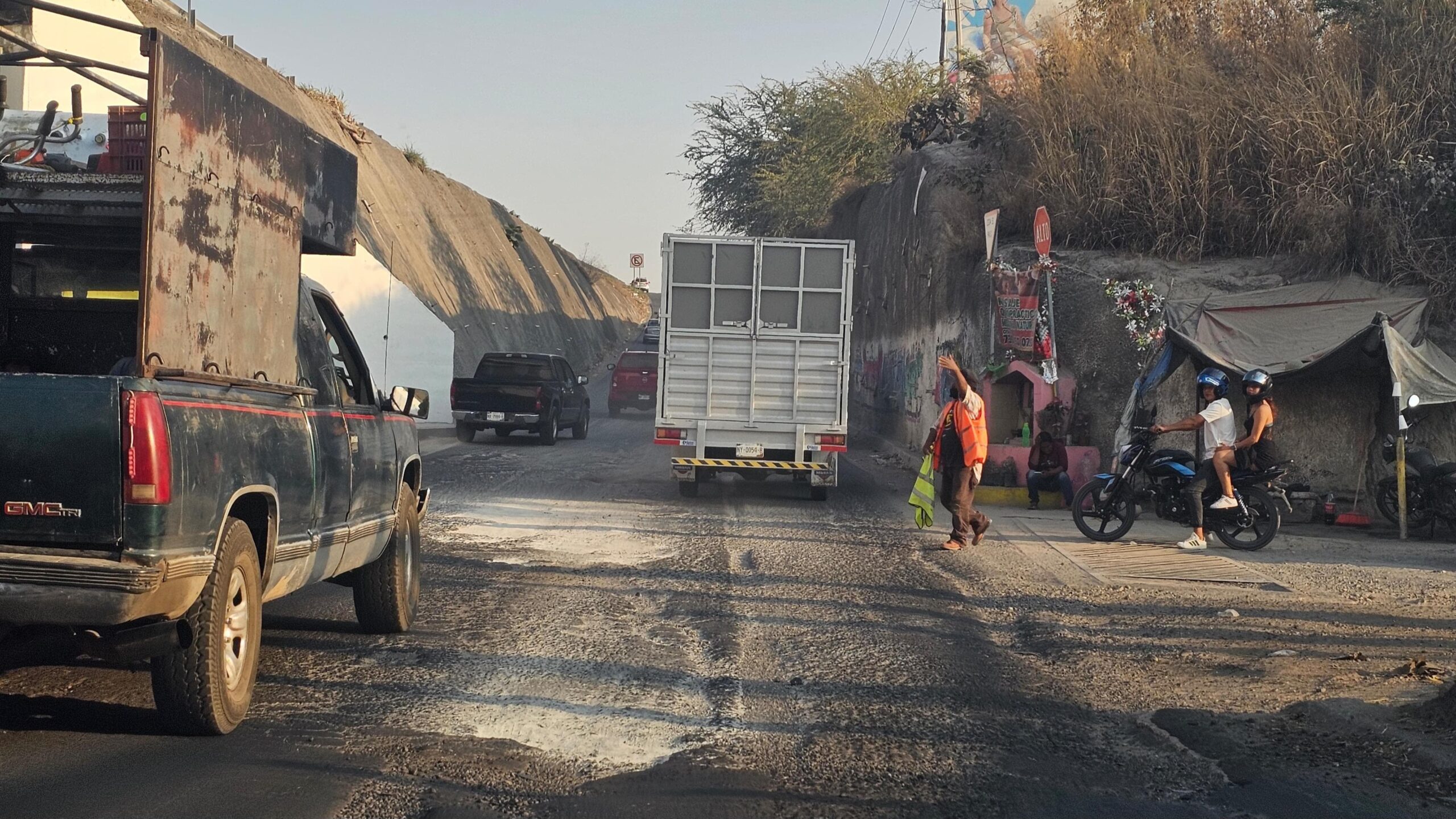 Piden automovilistas reparar lateral de la autopista La Pera–Cuautla