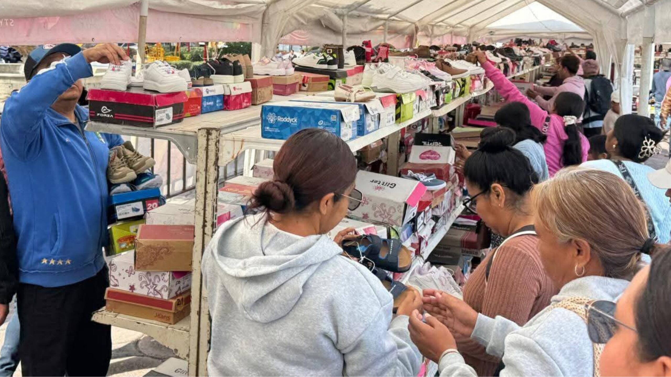 Impulsa Ángel Domínguez la economía familiar con calzado a bajo costo en Jantetelco