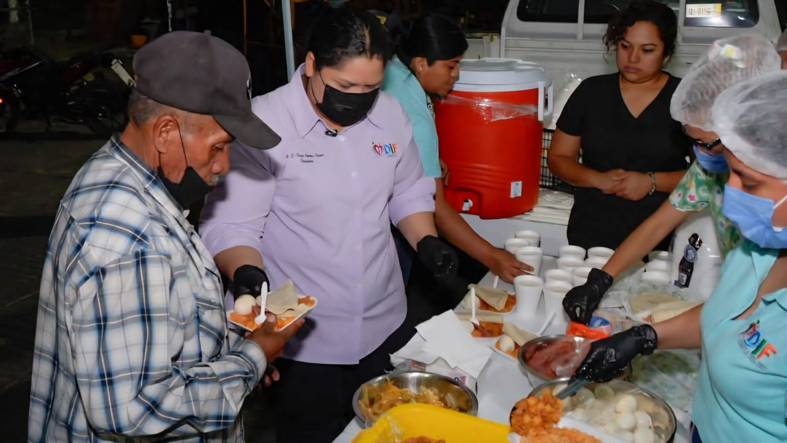 Mantiene DIF Cuautla programa de cenas calientes en hospitales
