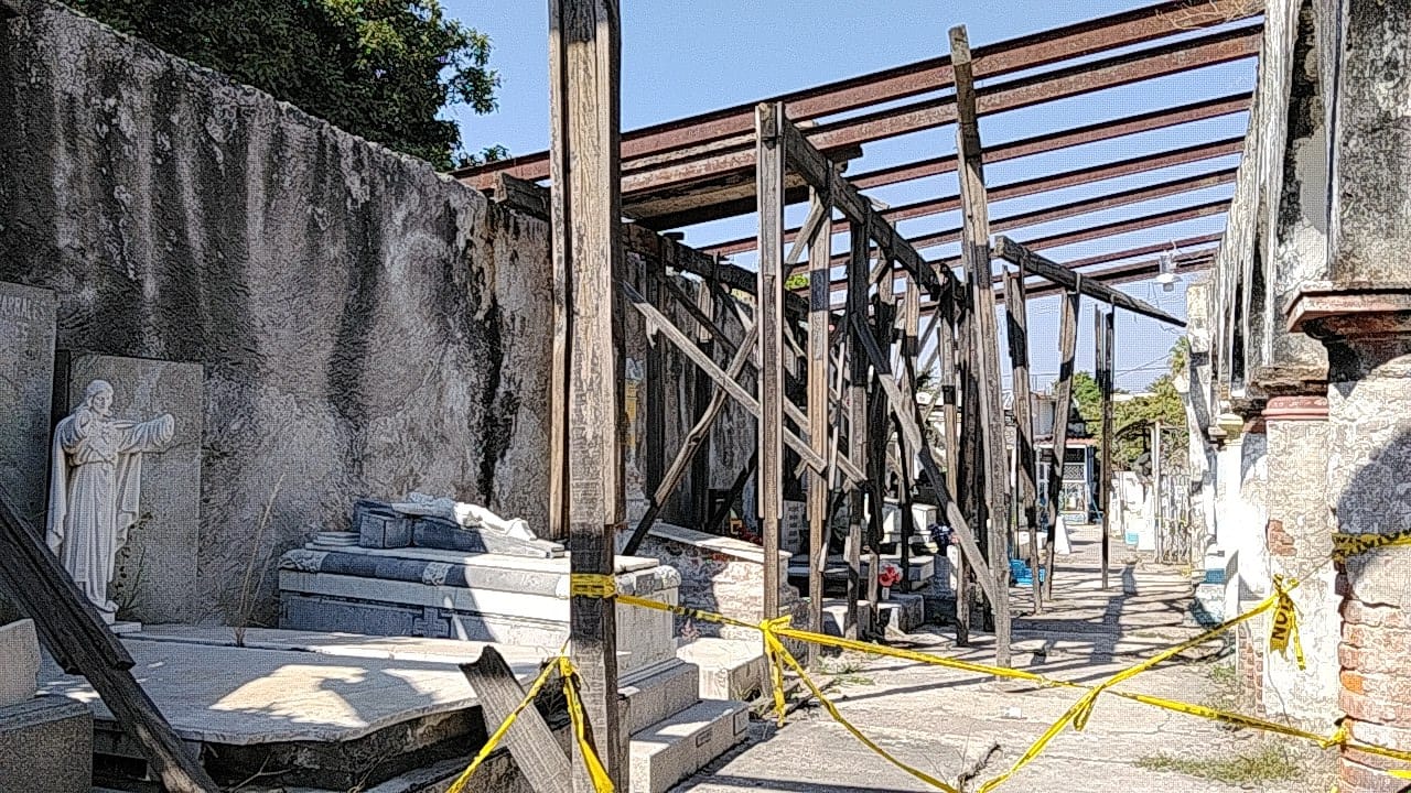 Arcada del panteón municipal continúa representando riesgo para la población