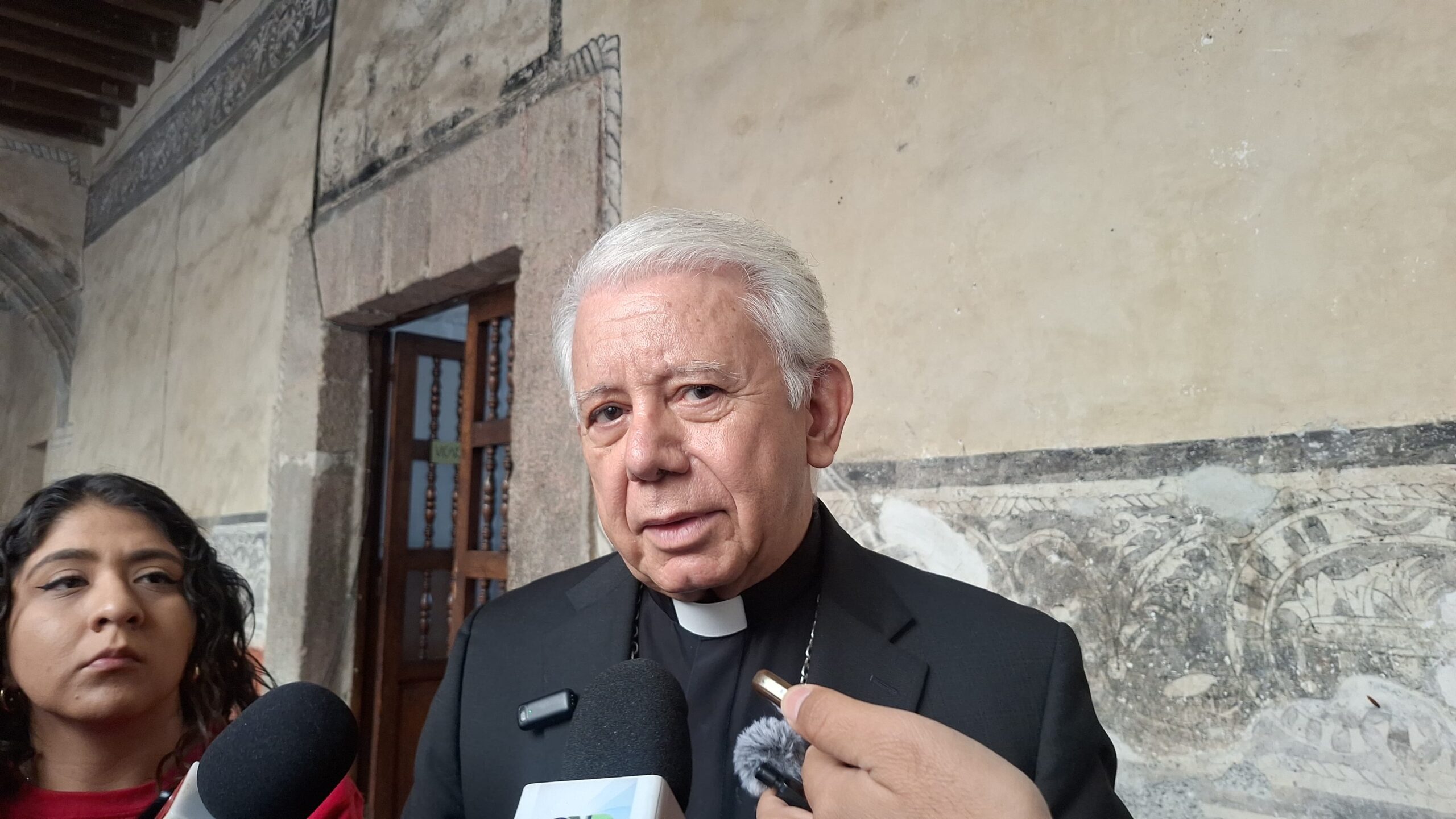 Feligreses acuden con cubrebocas a misa ante casos de sarampión