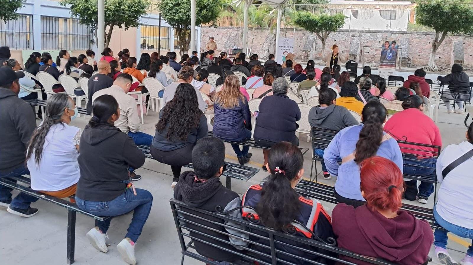 Imparten conferencias para fortalecer la crianza en secundarias de Ayala