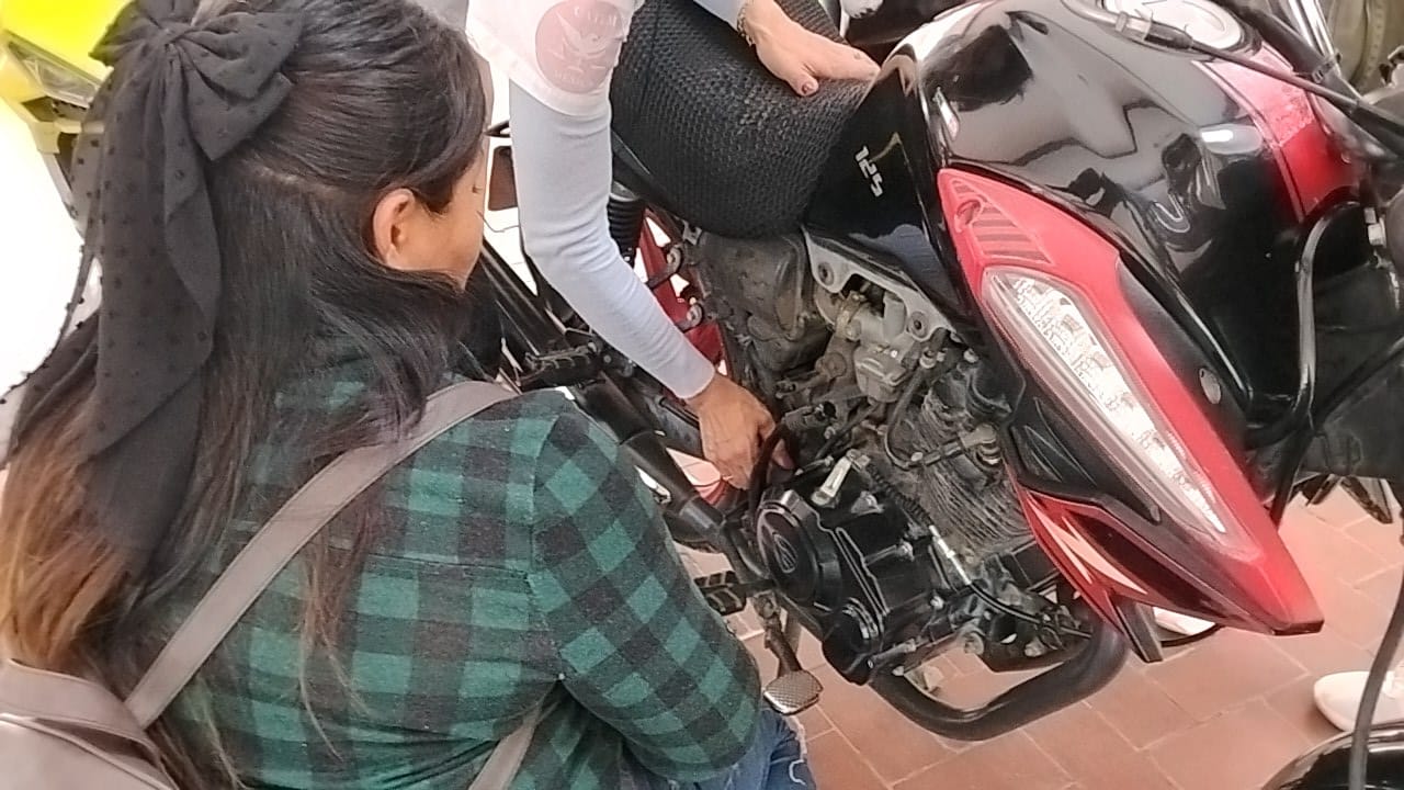 Capacitan a mujeres en mecánica básica de motocicletas
