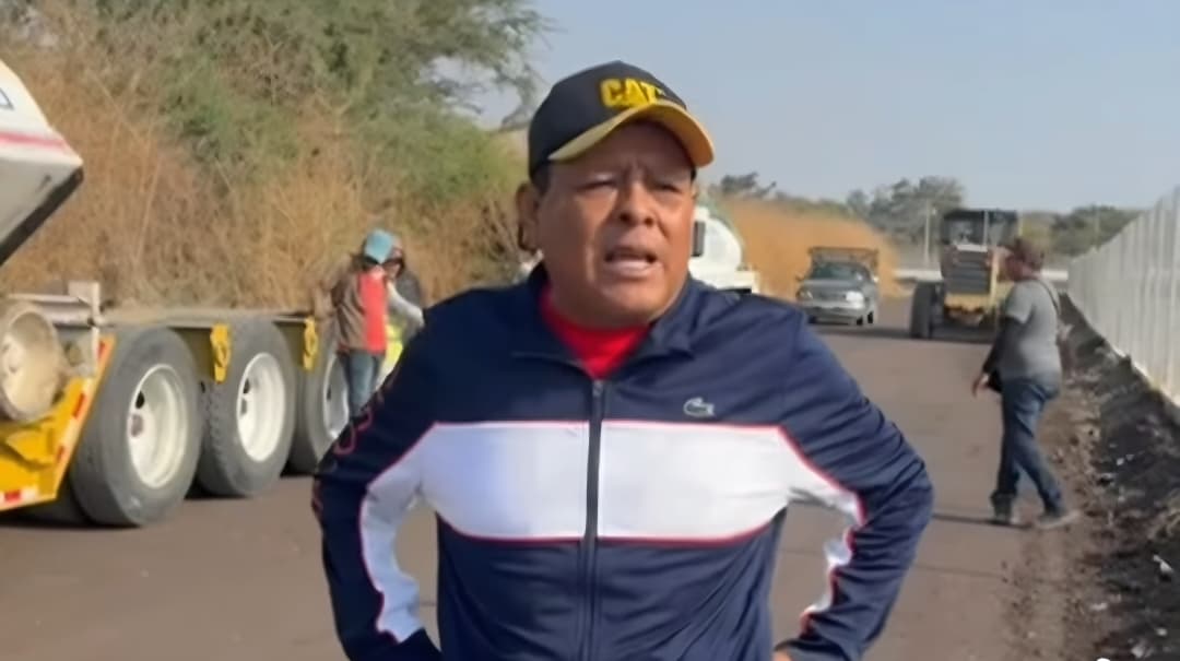 Llega maquinaria especializada para asfaltar camino a Santa Cruz en Jonacatepec