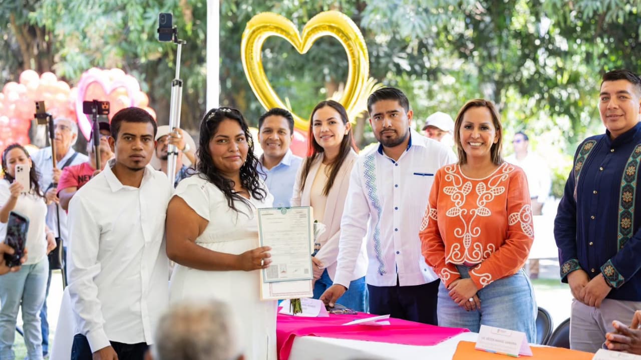 Formalizan unión civil 44 parejas en bodas colectivas de Tlaltizapán