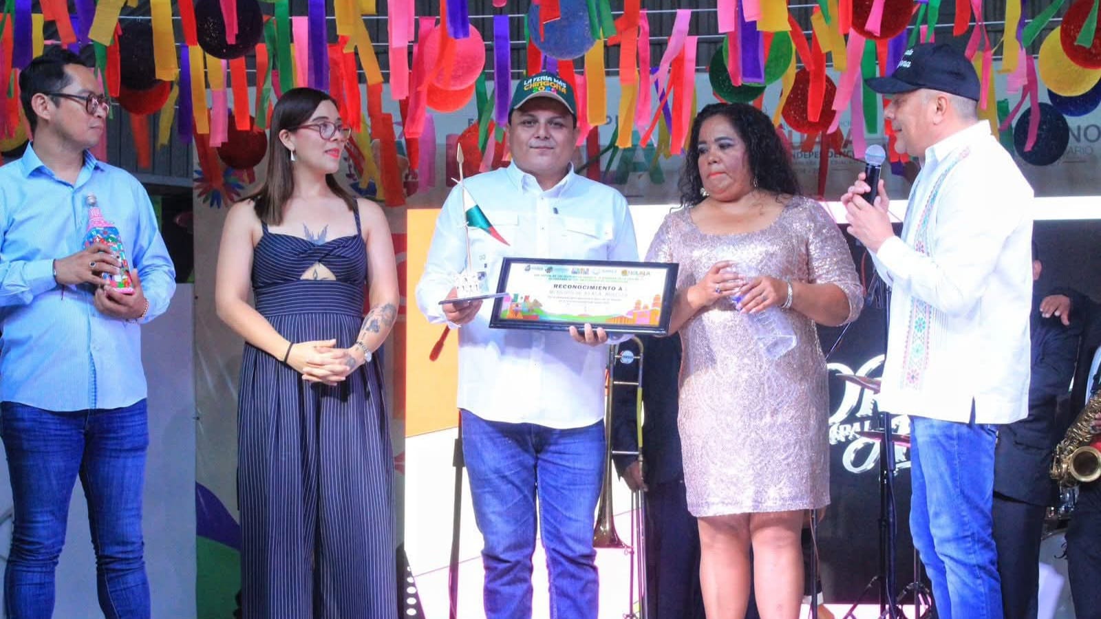 Ayala refrenda hermanamiento cultural con Iguala en la Feria de la Bandera