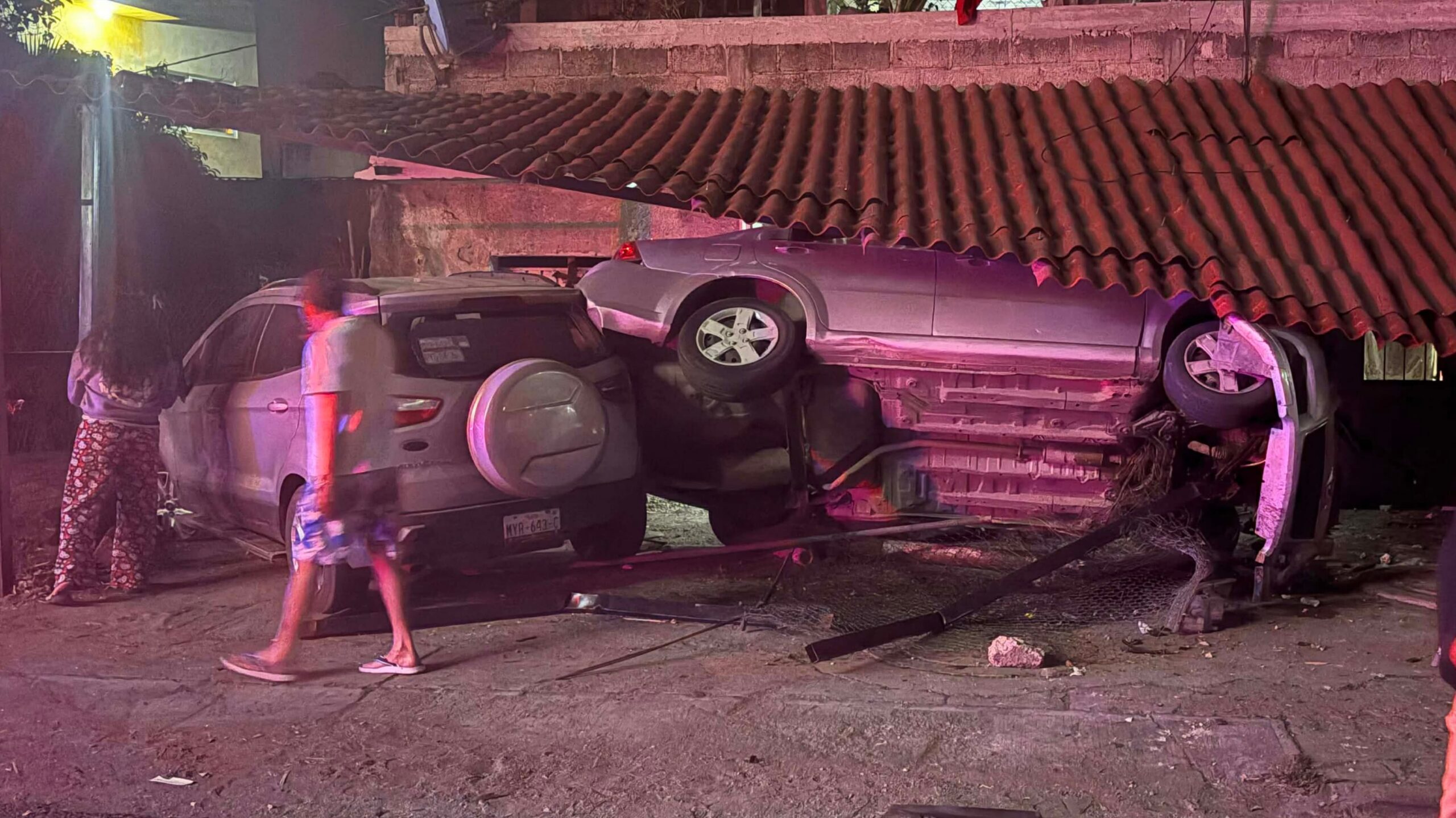 Conductor ebrio se estrella contra una vivienda y arrasa con dos vehículos en Casasano