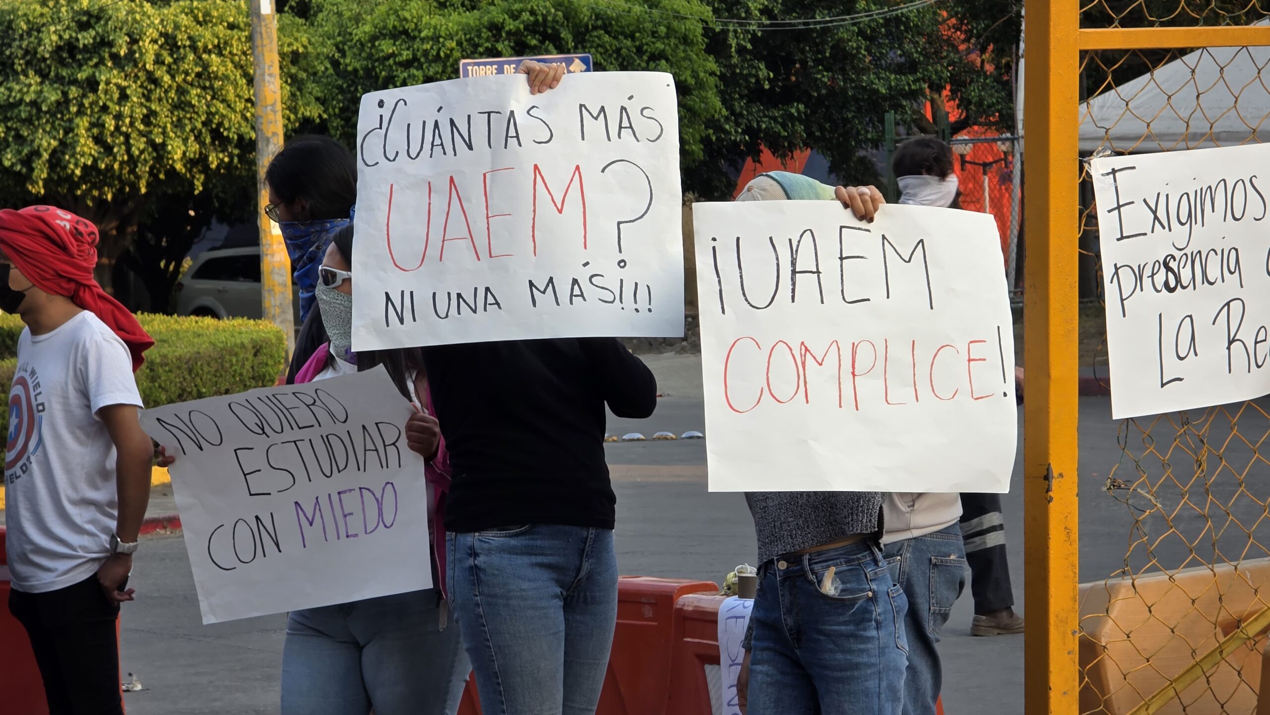 Estudiantes toman la UAEM  y marcharán mañana en Cuernavaca