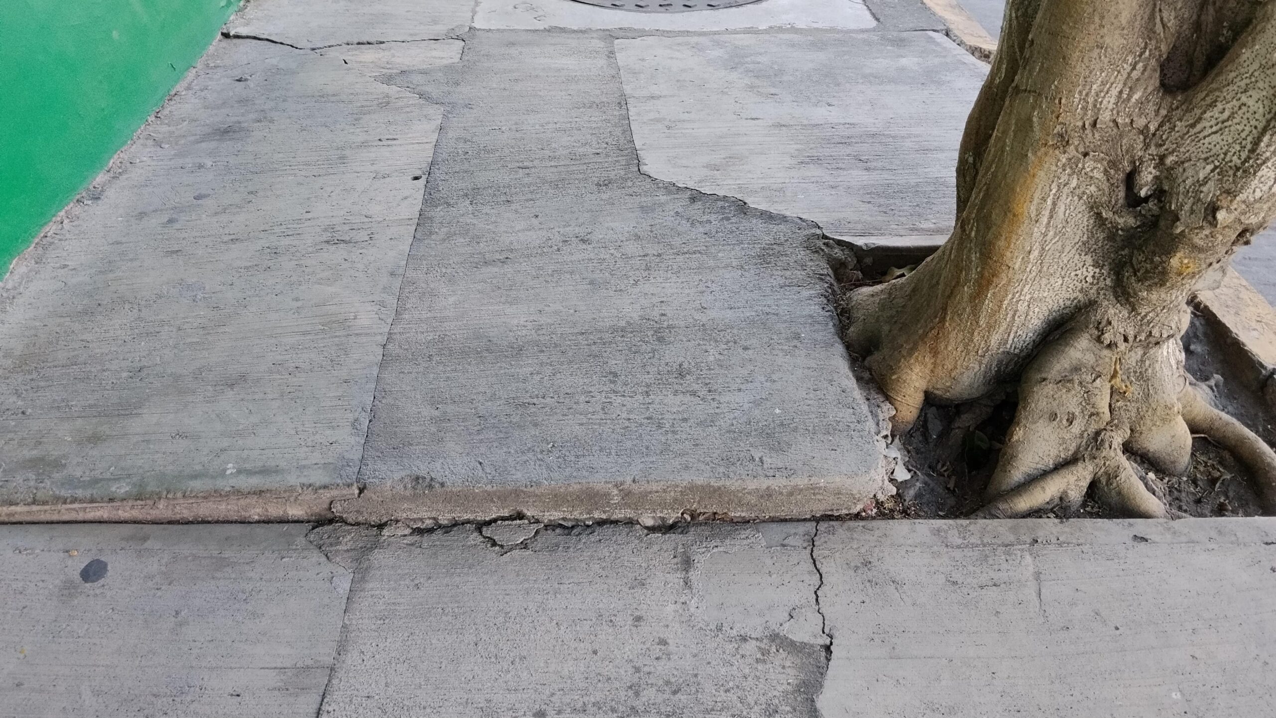 Banquetas deterioradas en Cuautla ponen en riesgo a peatones