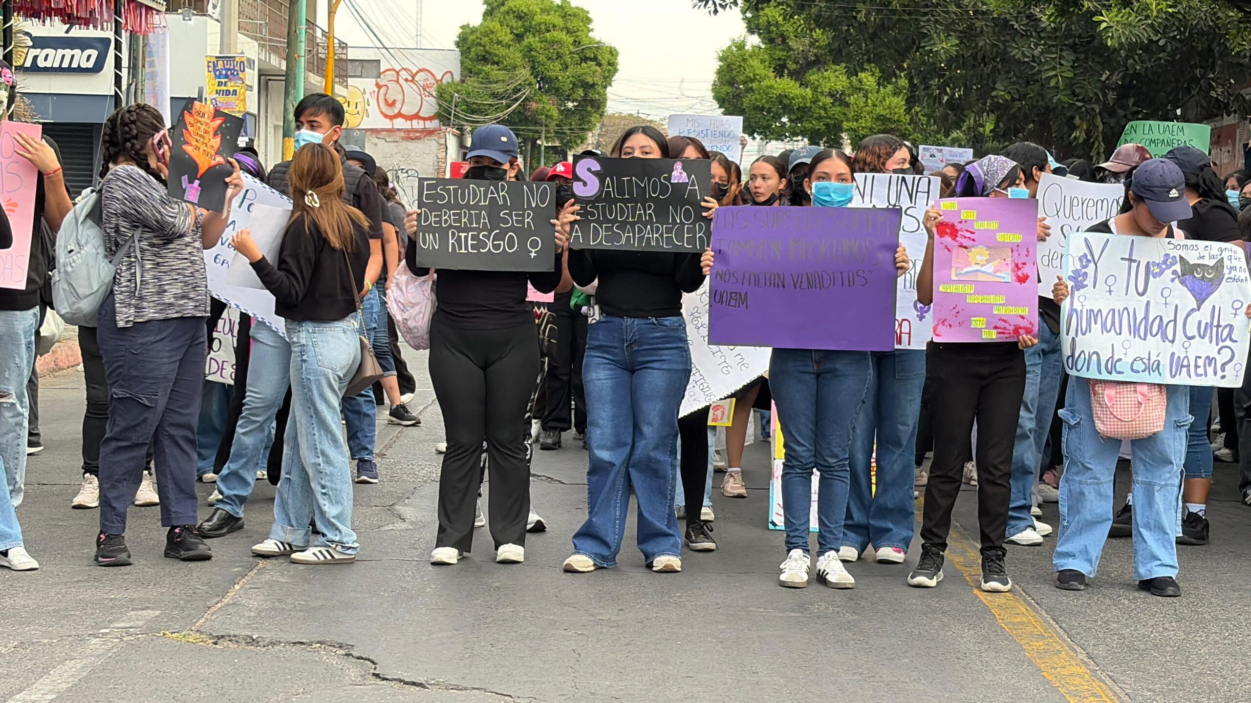 Estudiantes de la subsedes de la UAEM en Cuautla marchan y exigen salida de la rectora