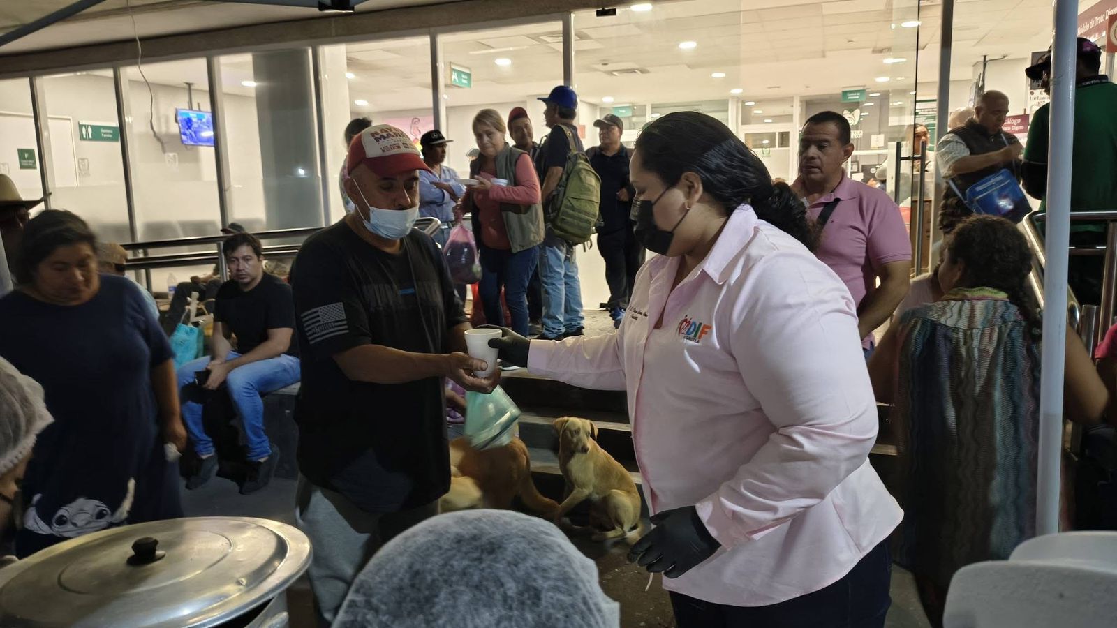 Continúa DIF Cuautla llevando cenas calientes a familiares de pacientes de hospitales