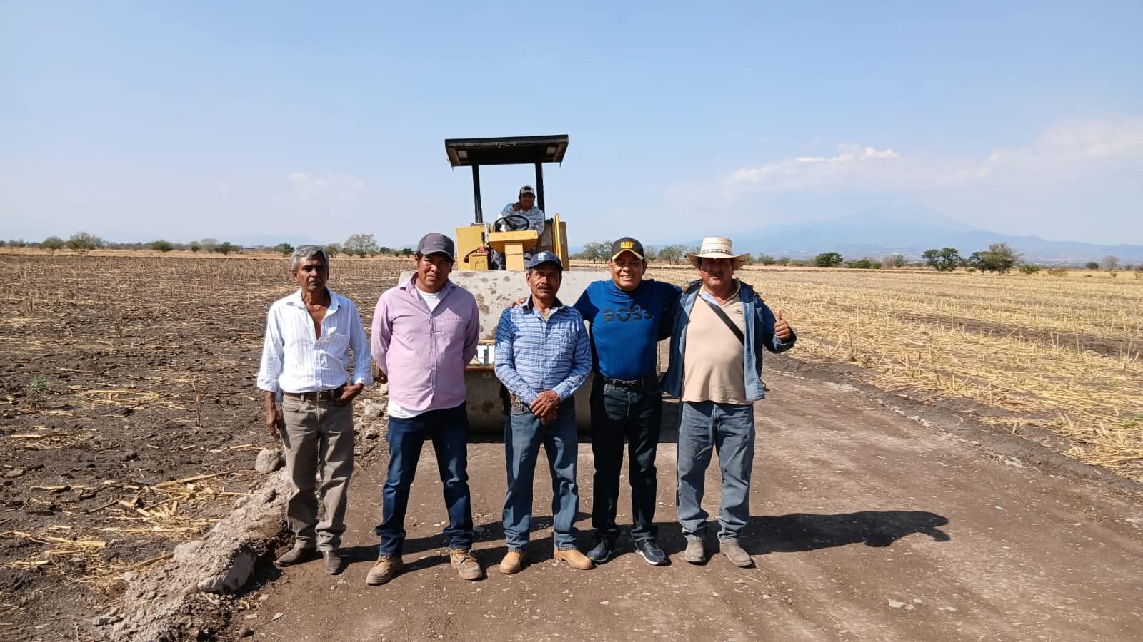 Avanza con fuerza la rehabilitación de caminos rurales en Jonacatepec