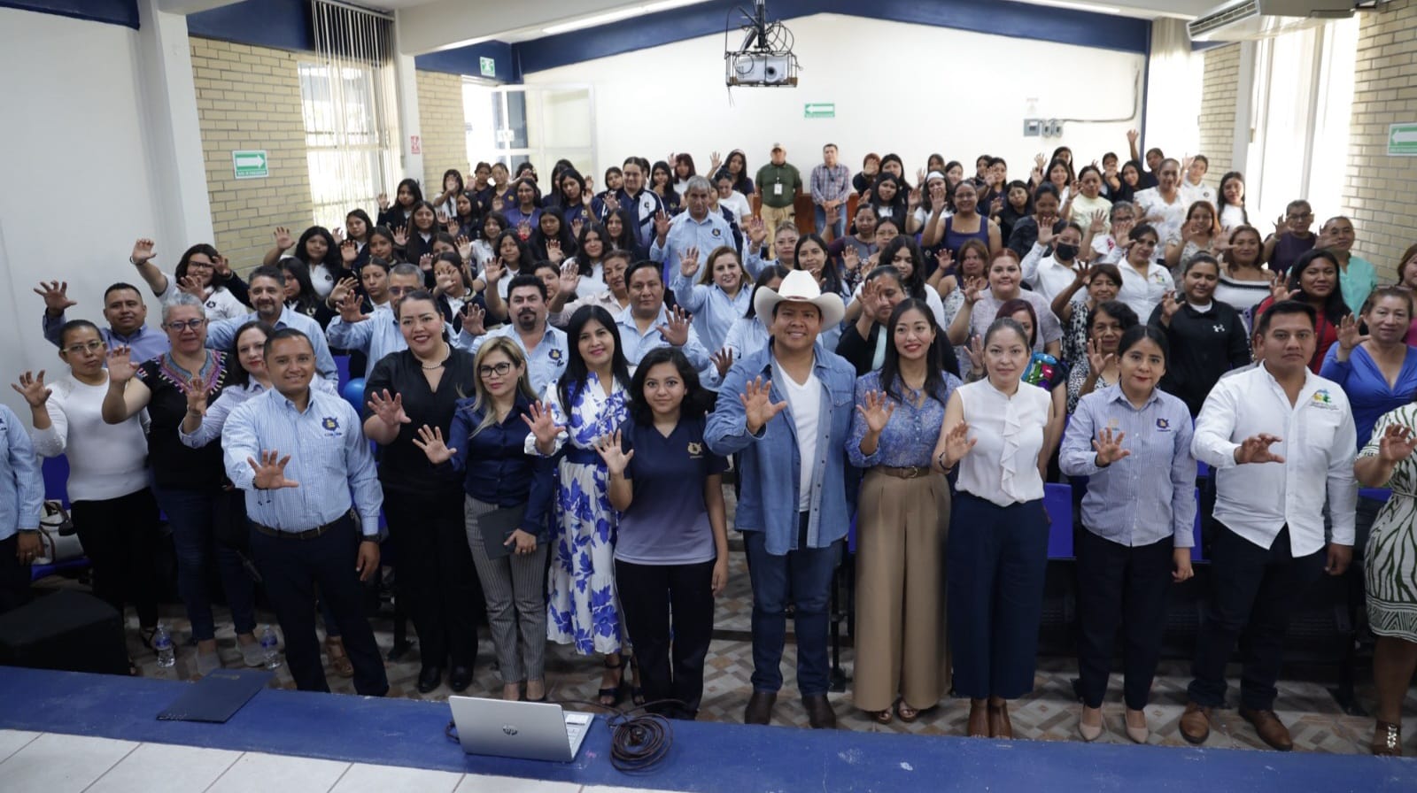 Rehabilita COBAEM su auditorio en el plantel 11 de Jantetelco