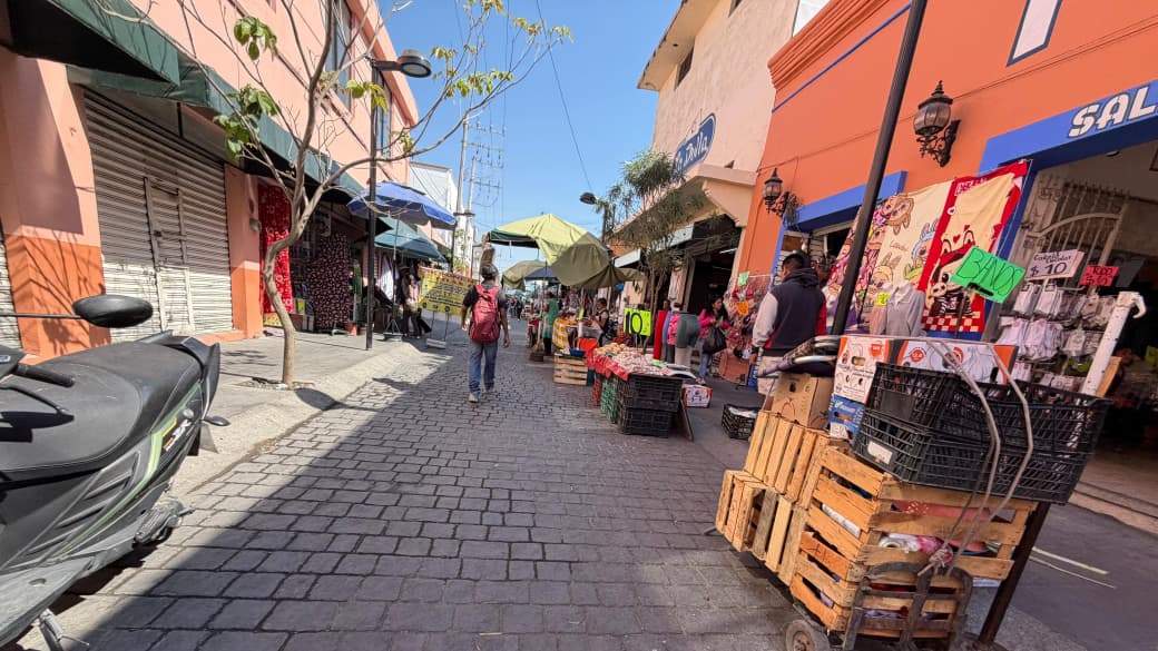 Comerciantes del centro de Cuautla exigen entrega inmediata de obra en calle Villagrán