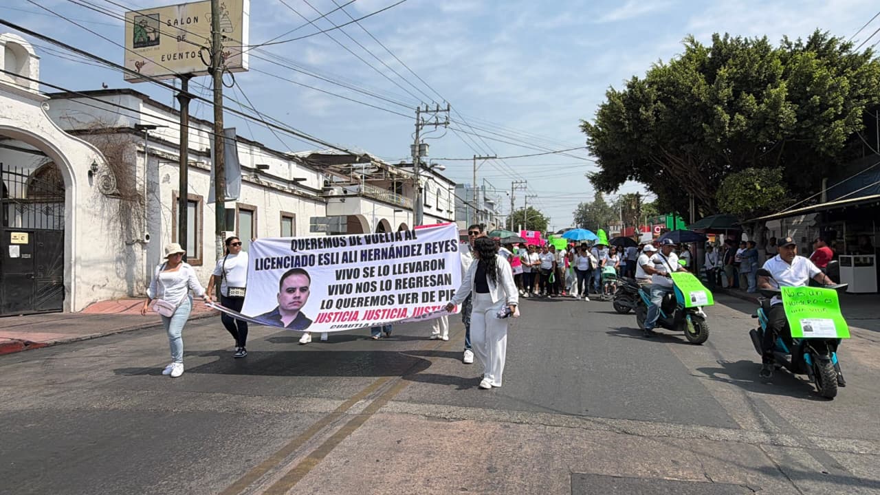 Marchan en Cuautla para exigir la localización con vida de abogado penalista desaparecido