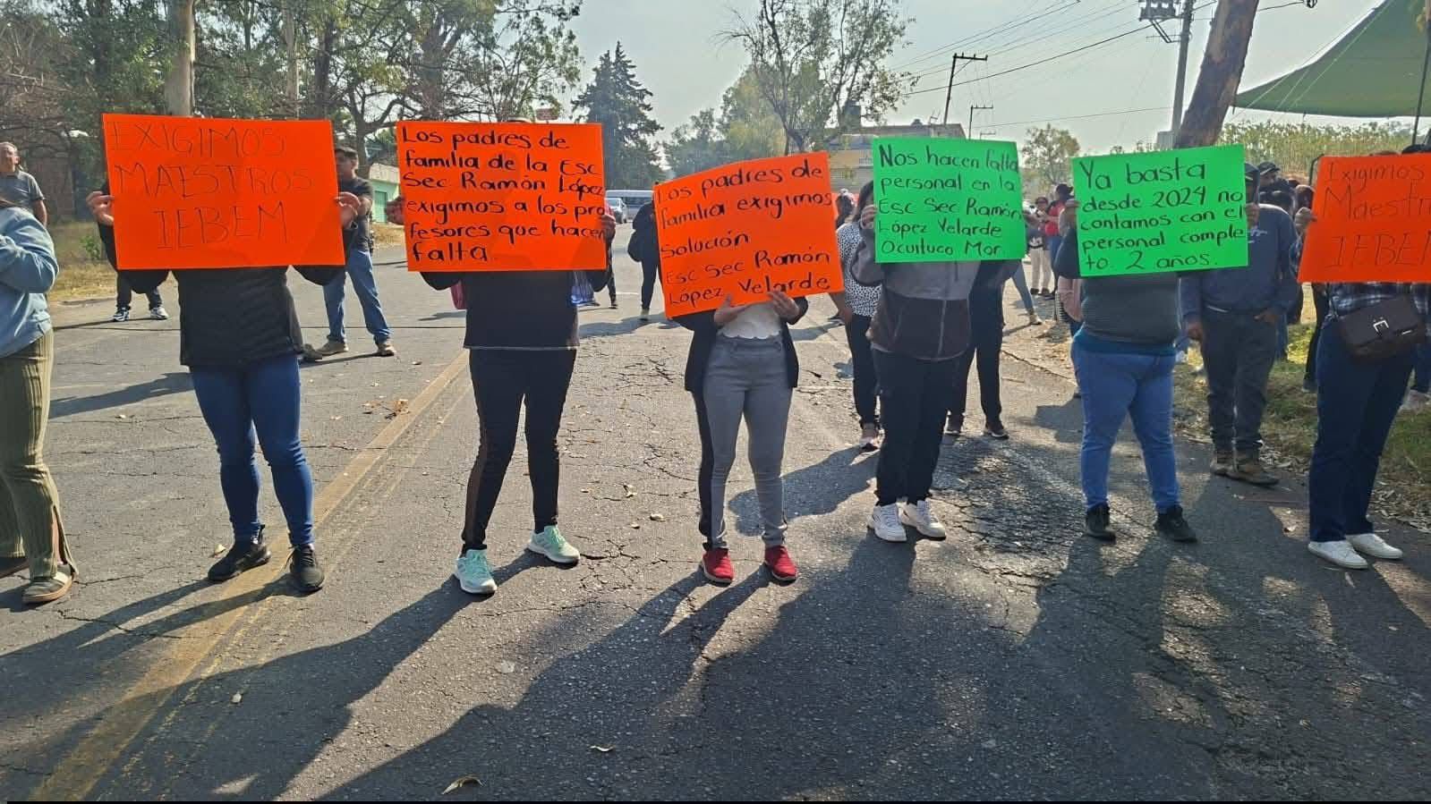 Padres de familia bloquean carretera Yecapixtla–Tetela del Volcán por falta de maestros