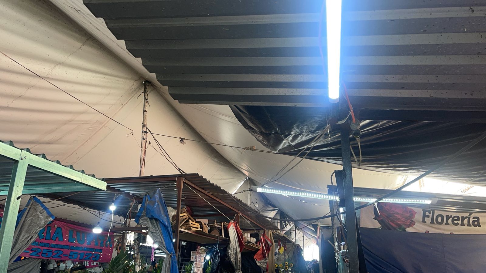 Comerciantes del mercado Galeana piden cambio de carpas deterioradas