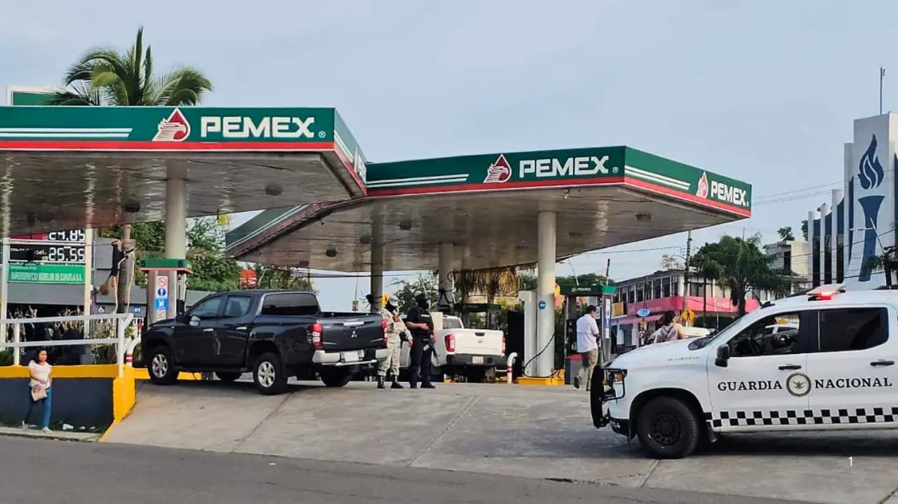 Denuncian a Actuaria que en diligencia a Gasolinera en Cuautla se robó 100 mil pesos y bolsos de lujo