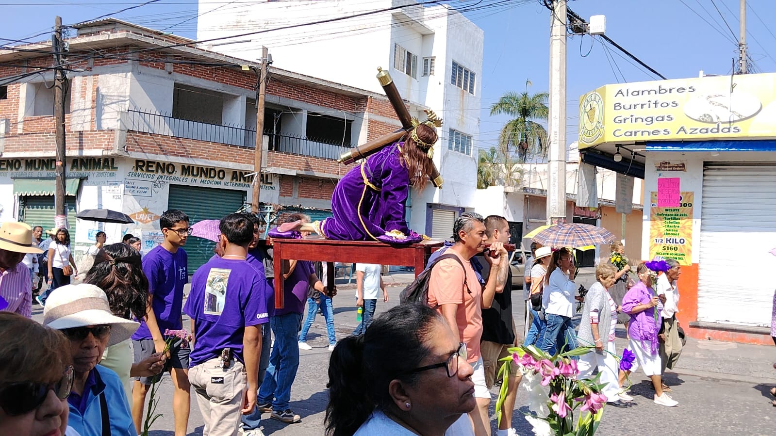 Desborda fervor religioso en Cuautla durante la representación del viacrucis