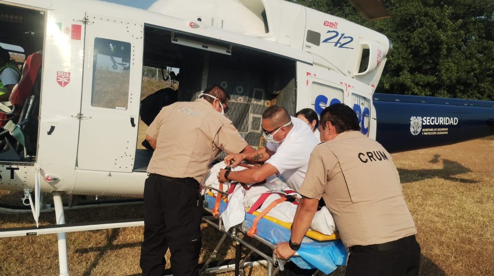Trasladan a mujer en helicóptero a un hospital accidente en Hueyapan