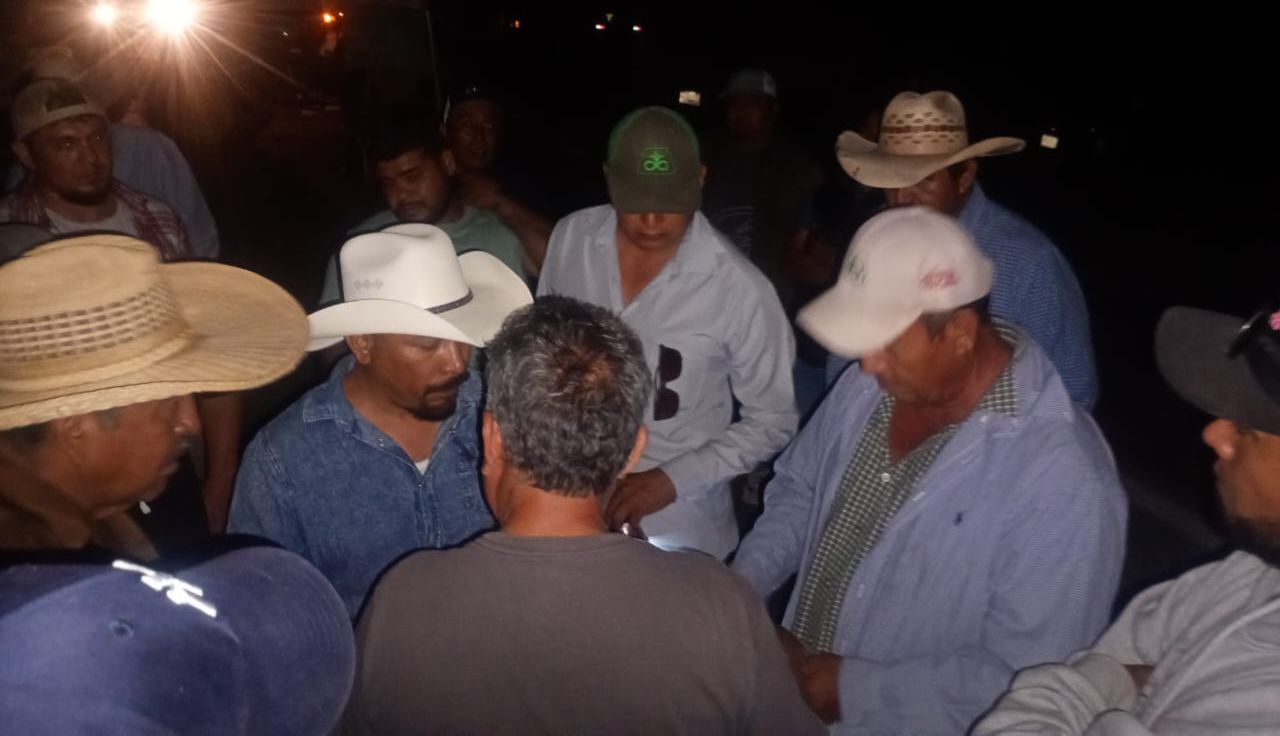 Instalan mesa de diálogo con campesinos tras bloqueo en la Autopista Siglo XXI