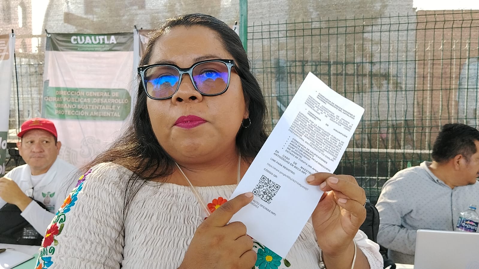 Apoyan a jóvenes indígenas en trámite de becas del INPI