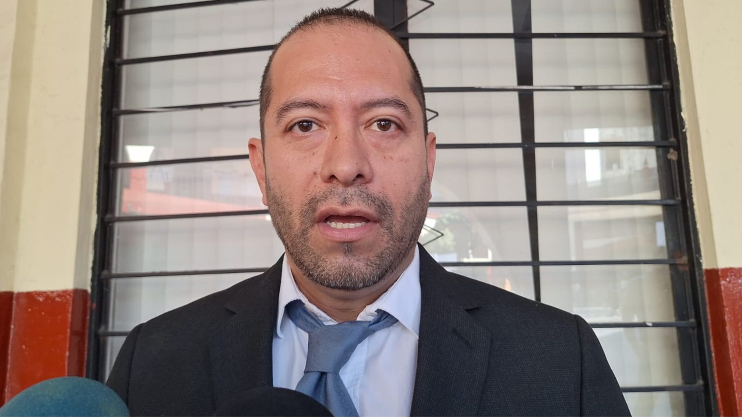 Padres de familia sin la custodia de sus hijos tramitan beca a su nombre