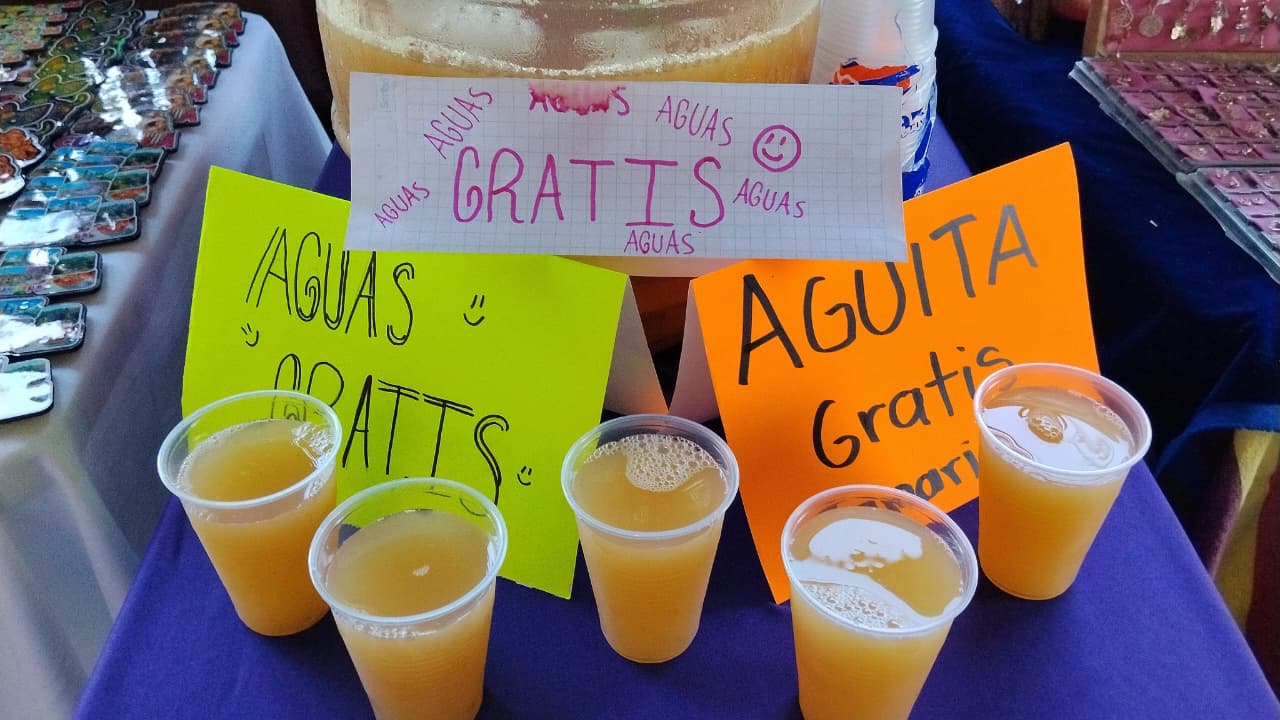 Entre fé y calor, artesanas de Cuautla refrescan a turistas en Viernes Santo