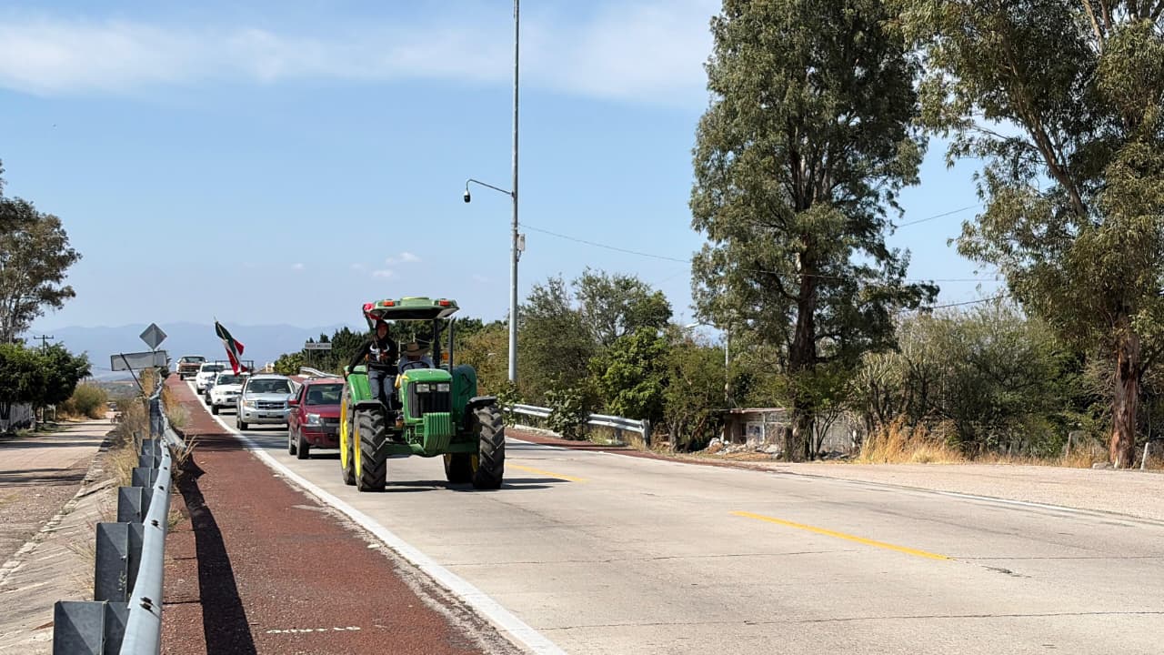 Productores de granos bloquean la Autopista Siglo XXI