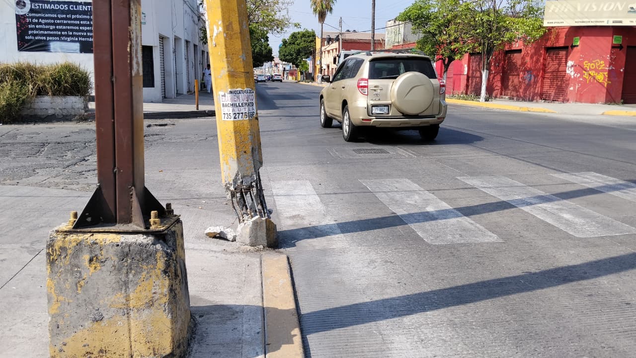 Exigen reparación urgente de poste dañado de la CFE en avenida Reforma