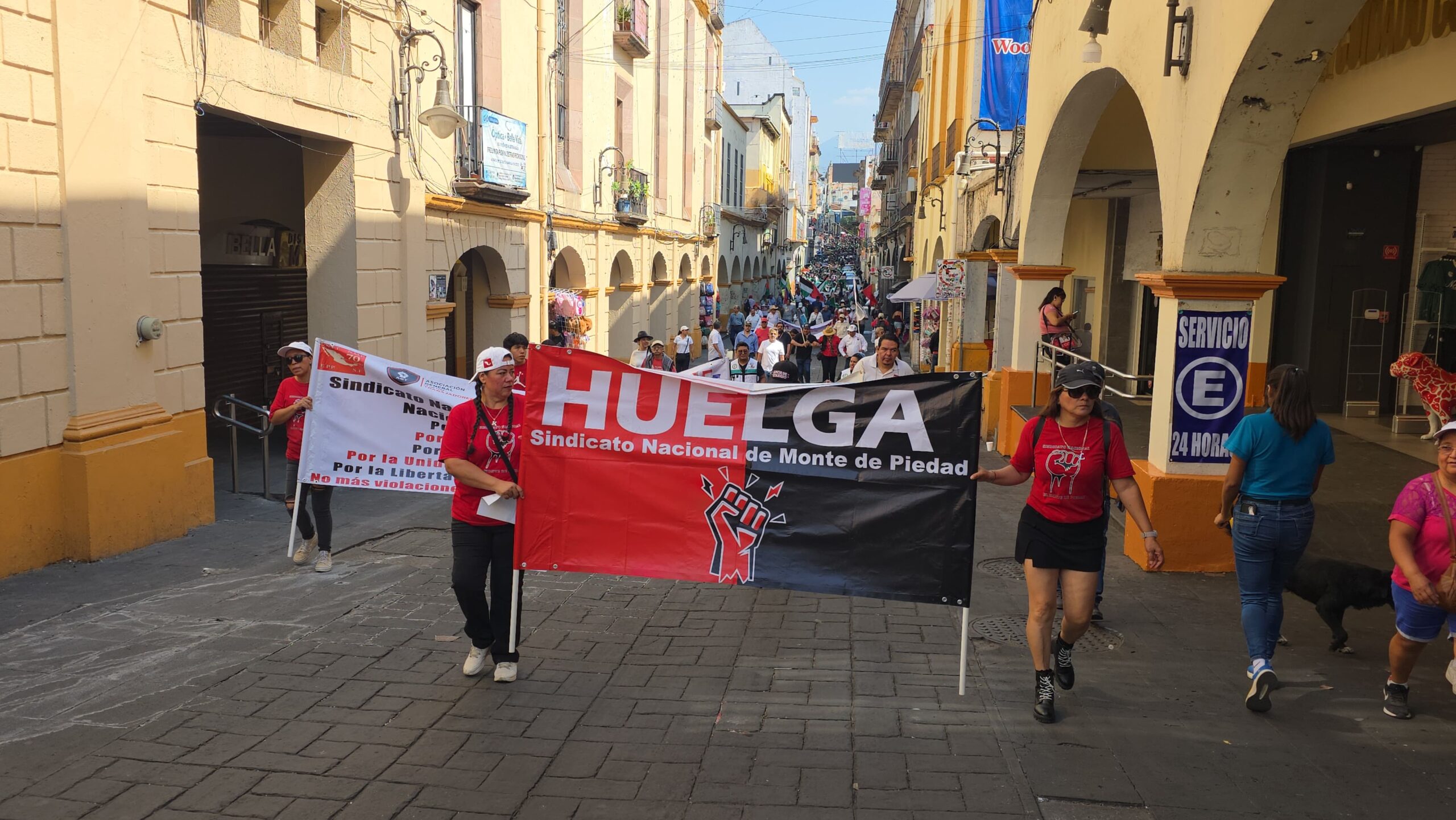 Trabajadores exigen seguridad durante marcha del Día del Trabajo