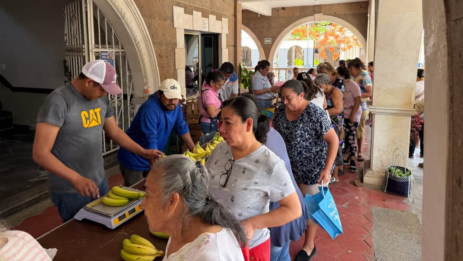 Entregan más de mil 300 paquetes alimentarios con programa “Del Rancho a tu Mesa”