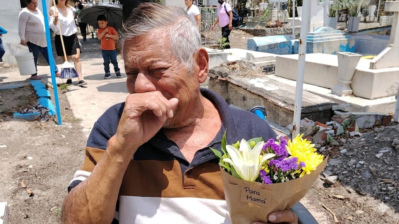 Visita a su mamá en el Panteón desde hace casi 50 años