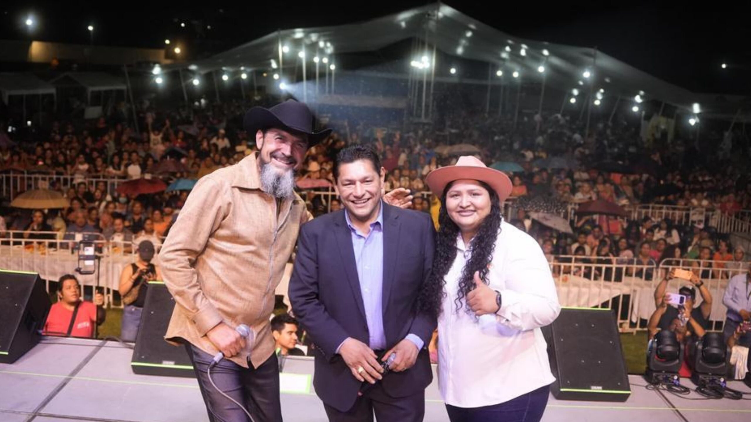 Celebran miles de mamás su día con gran concierto de Reyli Barba