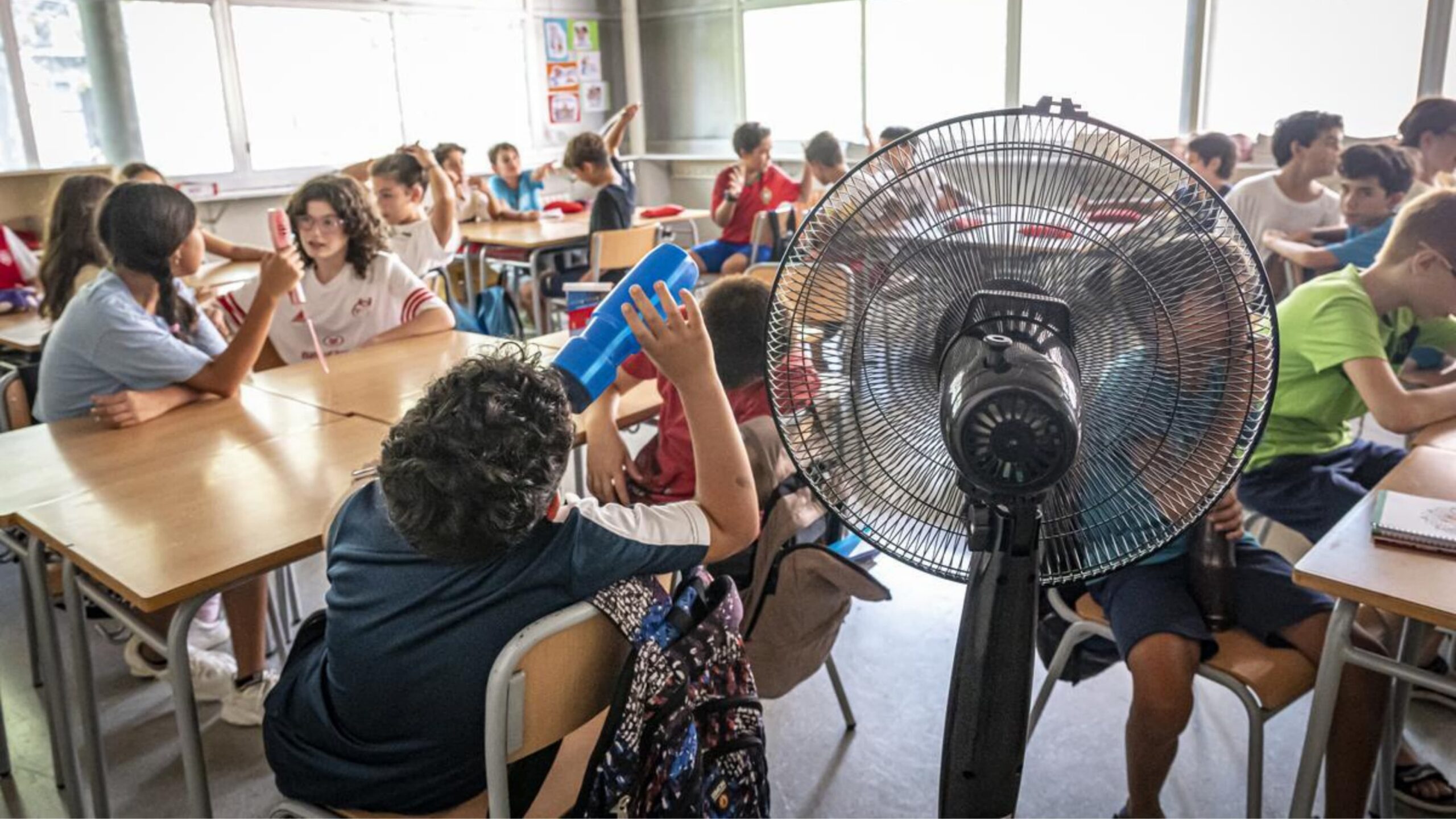 Maestros y alumnos sufren de calor sofocante en los salones en el oriente de Morelos