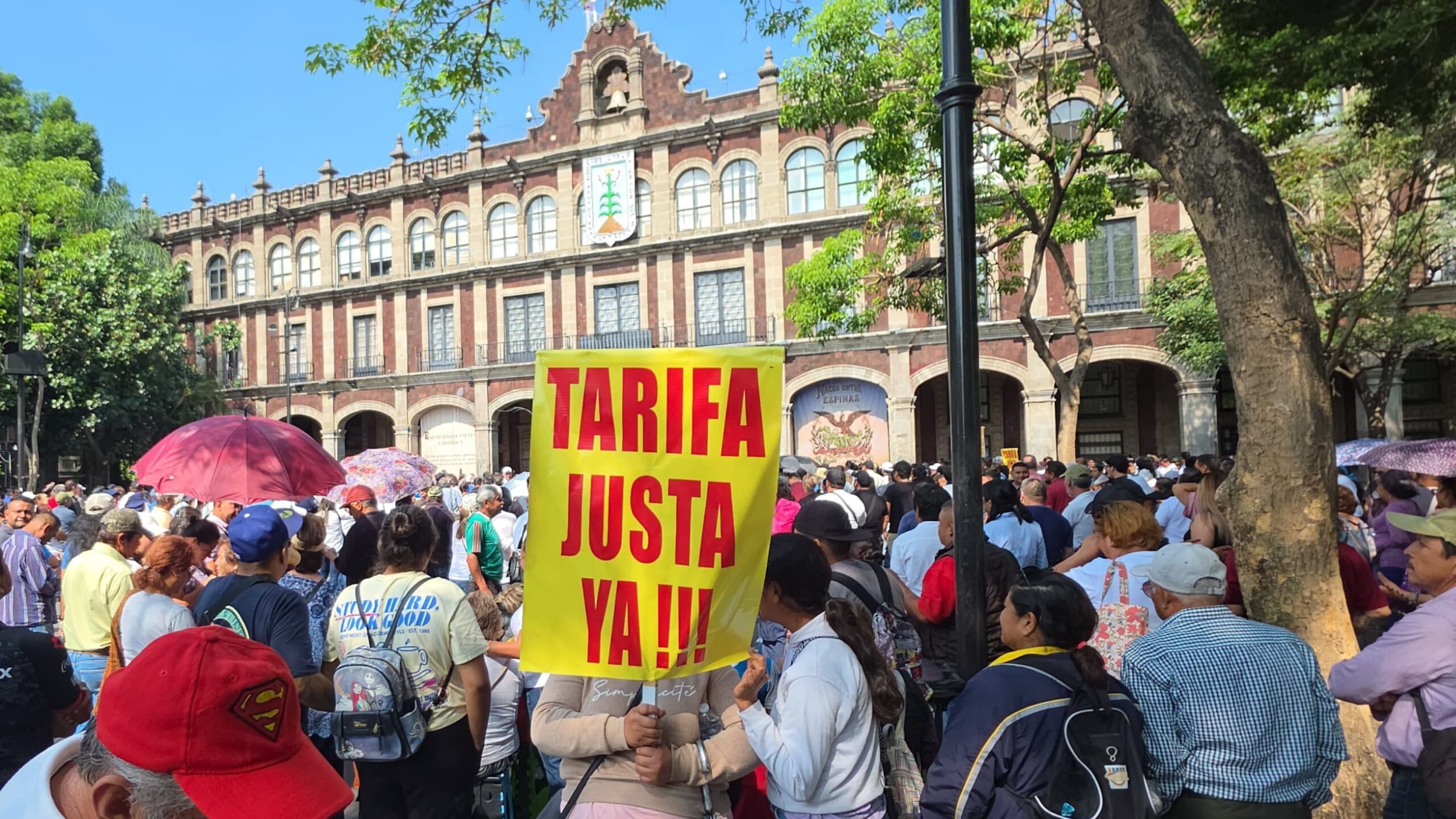 Transporte público protesta para exigir alza al pasaje