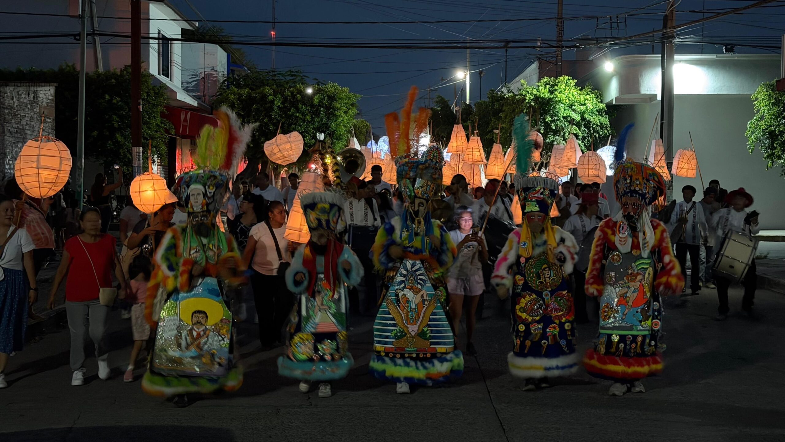 Más de 500 linternas iluminaron Cuautla durante el Festival de Luciérnagas para la Paz 2026
