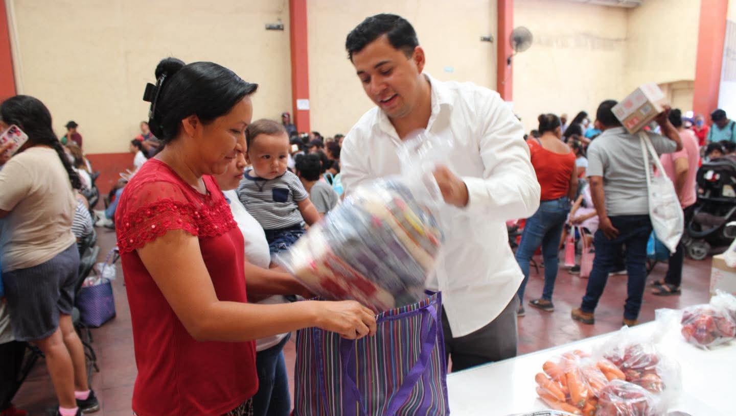 Familias de Jonacatepec reciben paquetes alimentarios