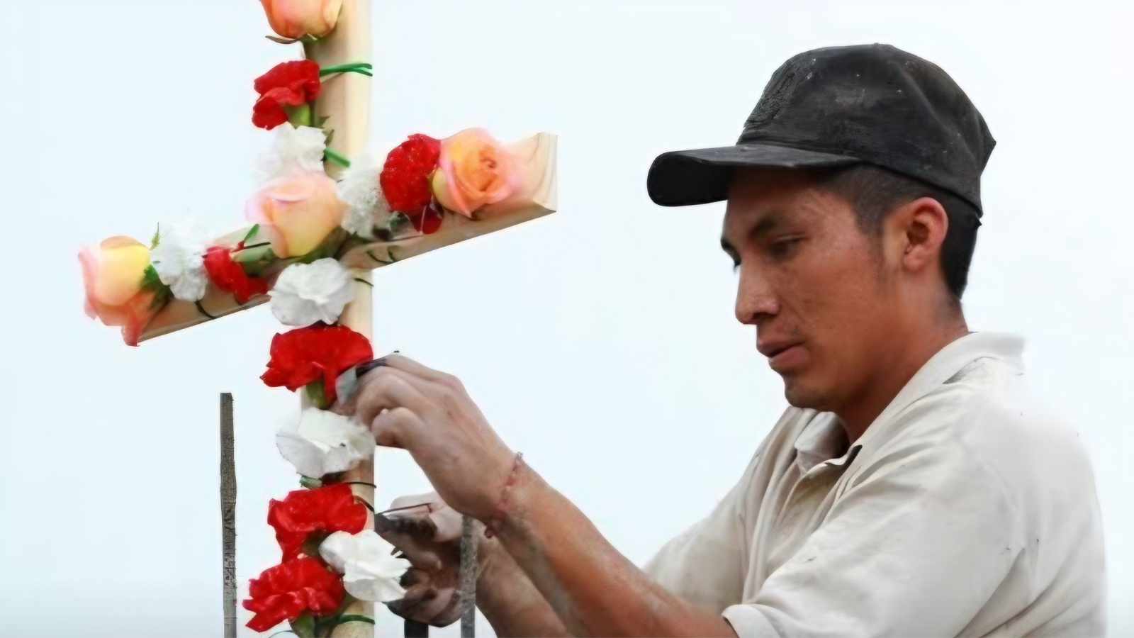Fieles acuden a bendecir sus cruces en el día de la Santa Cruz