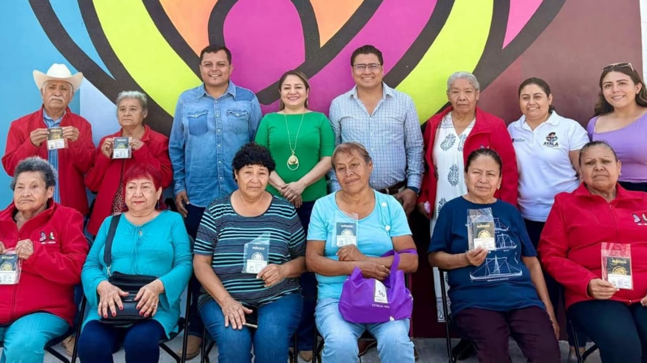 Adultos mayores de Ayala reciben visas para reencontrarse con sus familias