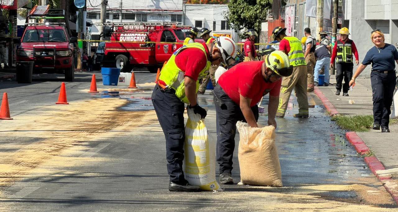 Cuerpos de emergencia sofocan fuga de diésel en el centro de Cuautla