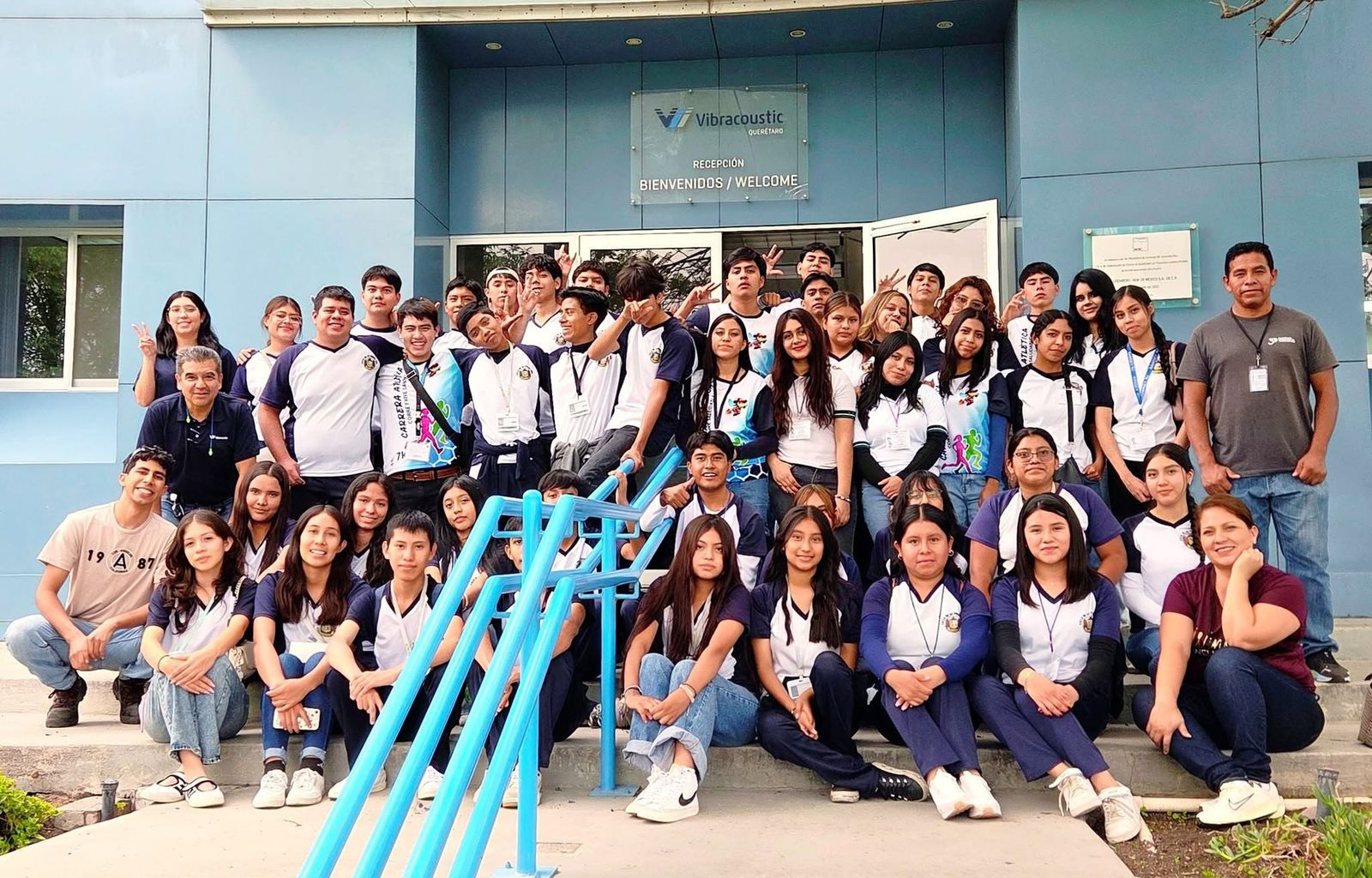 Alumnos del CBTA 39 recorren planta automotriz