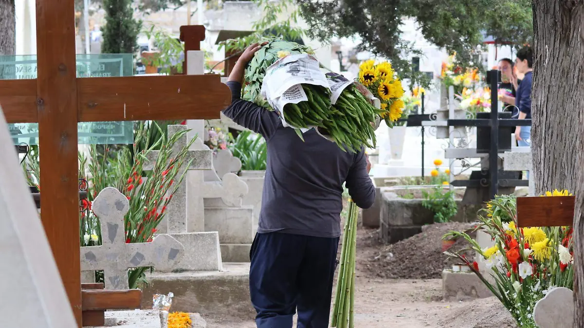 Refuerzan prevención contra el dengue en panteones por Día de las Madres