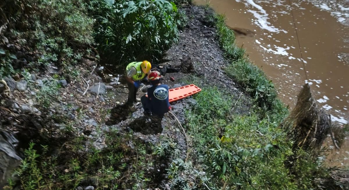 Rescatan cuerpo de motociclista que cayó a barranca tras accidente en Cuautla