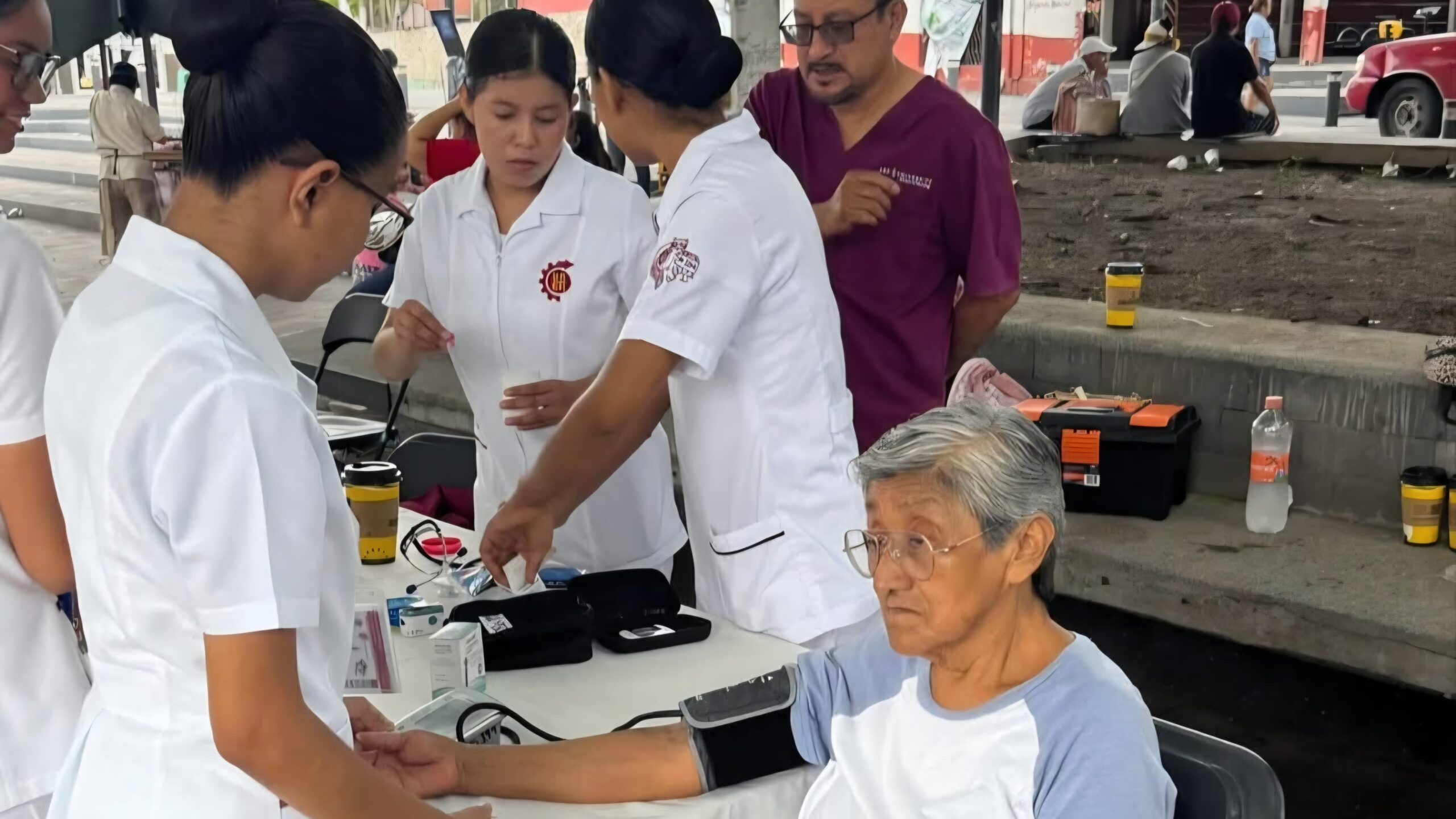 Acercan alumnos del CBTis 194 servicios de salud gratuitos a la población de Ayala